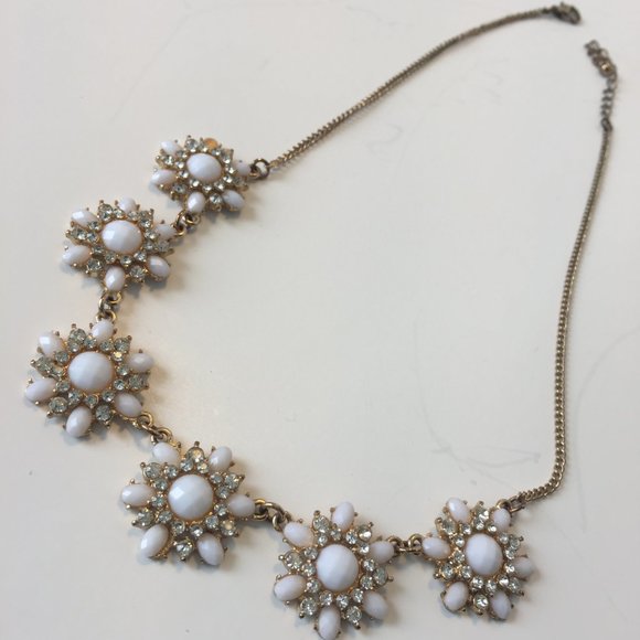 💎⁕💎Goldtone/White/Crystal Statement Necklace⁕💎 - Picture 3 of 5